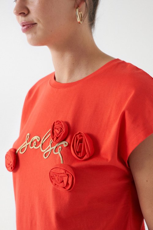 T-SHIRT WITH BRANDING AND FLOWER DETAIL