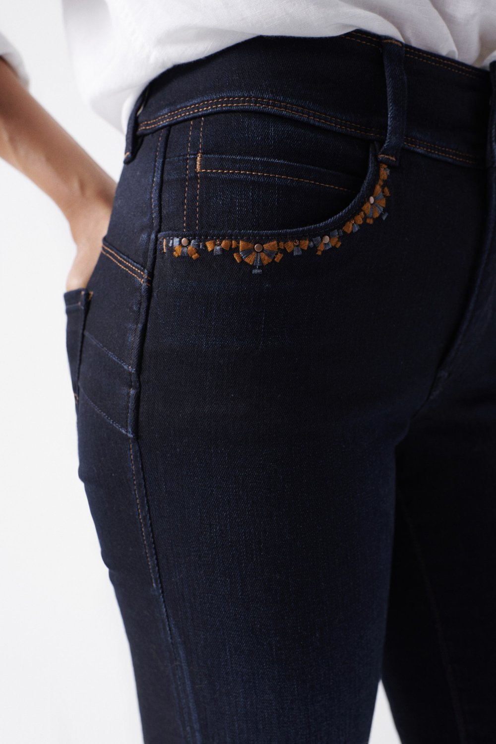 SLIM PUSH IN SECRET JEANS WITH DETAILS ON THE POCKETS - Salsa