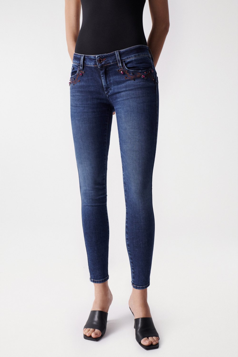 WONDER PUSH UP JEANS WITH EMBROIDERY AND APPLIQUS ON POCKET - Salsa