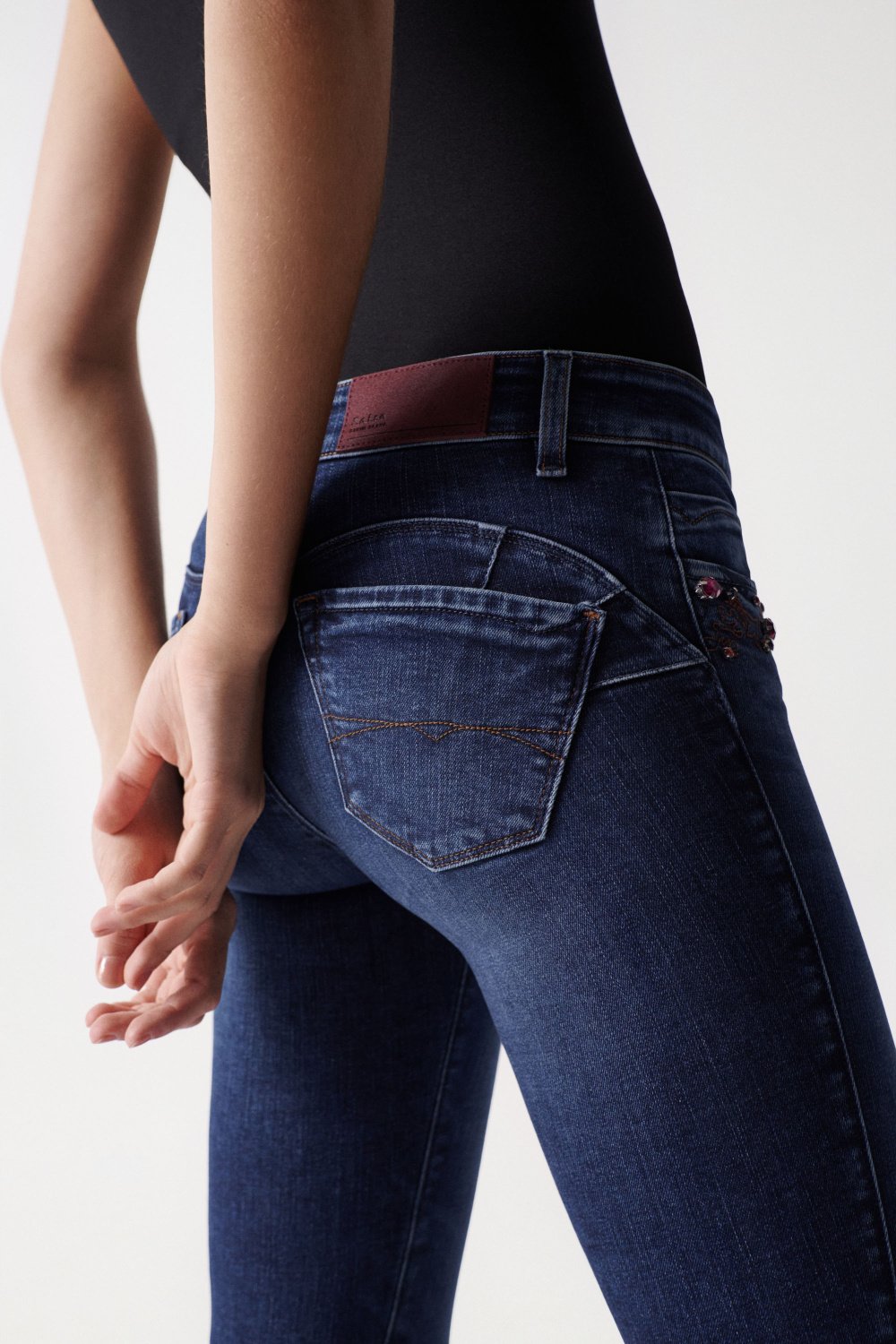 WONDER PUSH UP JEANS WITH EMBROIDERY AND APPLIQUS ON POCKET - Salsa