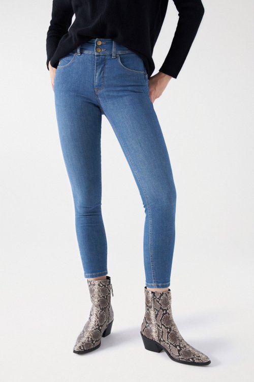 SECRET PUSH IN SKINNY JEANS WITH DETAILS