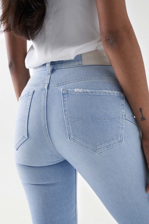 FAITH PUSH IN CROPPED JEANS