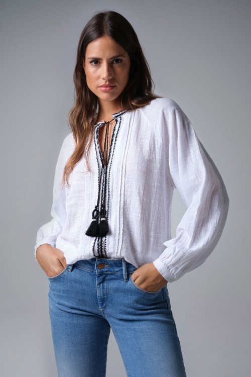BLOUSE WITH EMBROIDERED DETAIL