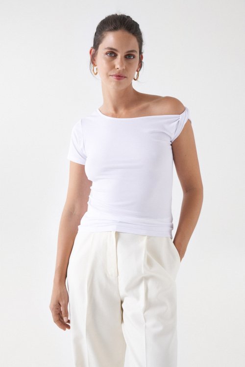 T-SHIRT WITH FOLD DETAIL ON THE SLEEVE