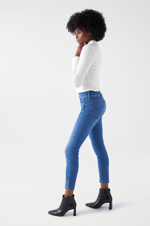 CROPPED SKINNY SECRET PUSH IN JEANS WITH EYELETS