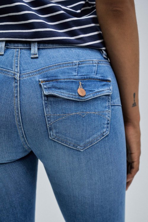 JEANS WONDER PUSH UP BOOTCUT DETAIL ON THE POCKETS