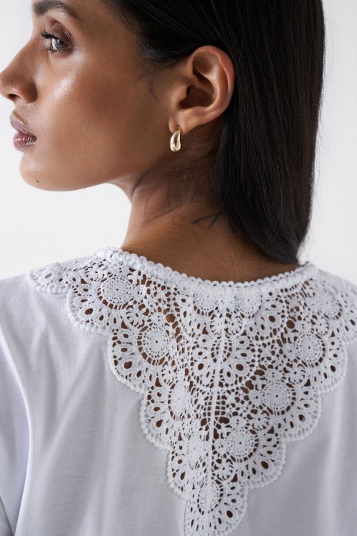 T-SHIRT WITH LACE DETAIL