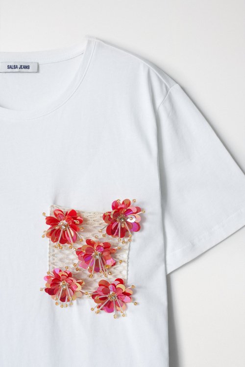 T-SHIRT WITH FLOWER POCKET DETAIL